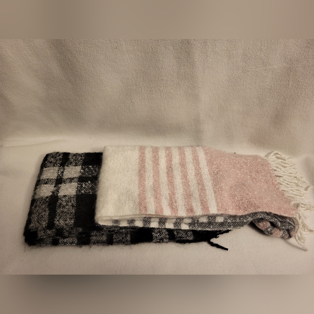 2 Scarves, 1 is black and white, 1 is pink, gray and white - Picture 3 of 7